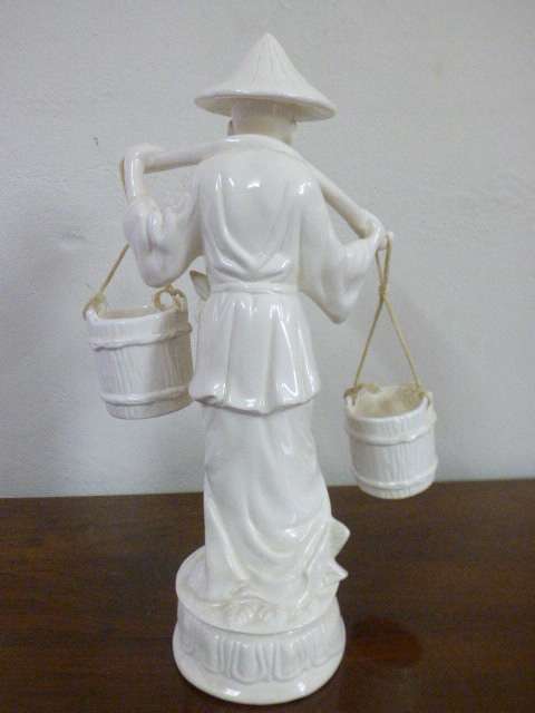 A lovely (large) ornamental ceramic display figurine of an elderly rice farmer in good condition!!