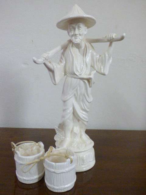 A lovely (large) ornamental ceramic display figurine of an elderly rice farmer in good condition!!