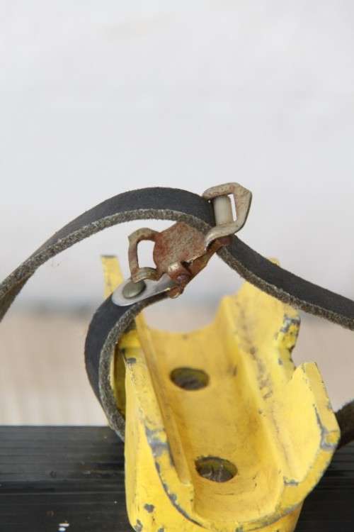 A great adjustable car roof rack for a bicycle in very good condition