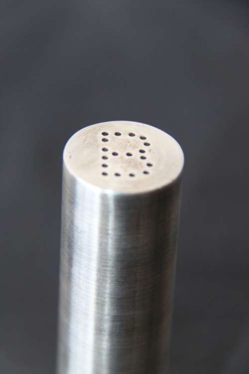 An elegant and stylish salt and pepper shaker set in stunning condition - RS17Sale