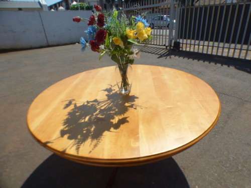 A fabulous vintage solid yellow wood & imbuia 6 seater dining room table, beautiful & elegant!!!