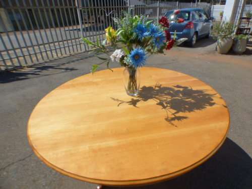 A fabulous vintage solid yellow wood & imbuia 6 seater dining room table, beautiful & elegant!!!