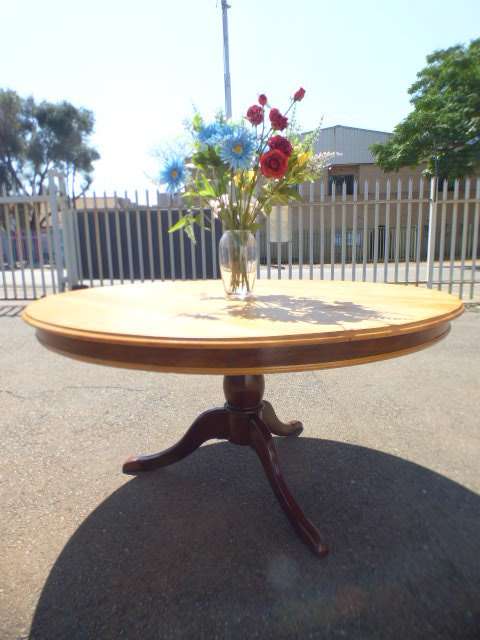 A fabulous vintage solid yellow wood & imbuia 6 seater dining room table, beautiful & elegant!!!