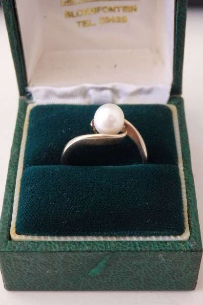 An incredible 9 ct gold ladies ring with a stunning genuine cultured pearl centre stone - WOW!