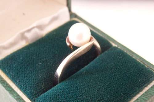 An incredible 9 ct gold ladies ring with a stunning genuine cultured pearl centre stone - WOW!