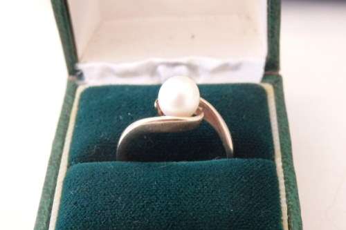 An incredible 9 ct gold ladies ring with a stunning genuine cultured pearl centre stone - WOW!