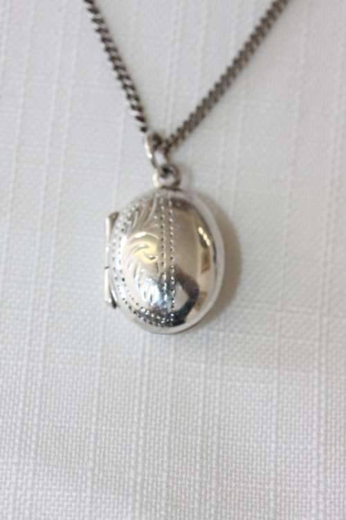 A stunning sterling silver (925) chain with a locket pendant and ornate detailing made in Italy