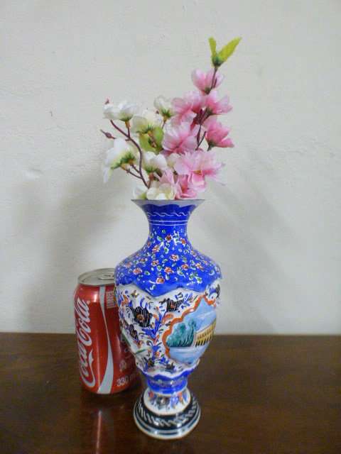 A lovely blue and white metal posy vase. Gorgeous on its own or with flower clippings!! | RS17