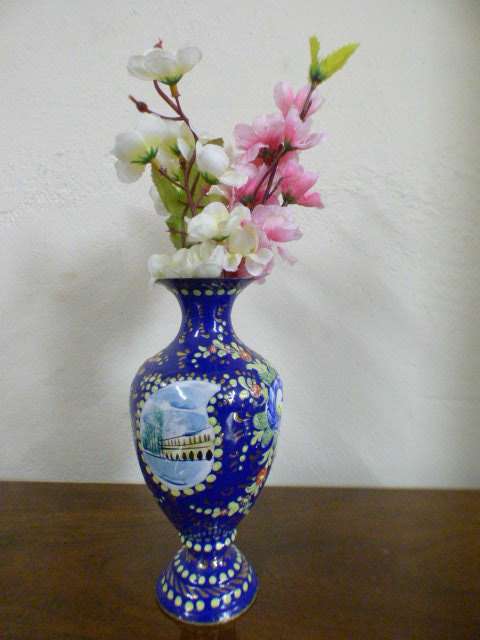 A lovely brightly coloured blue metal posy vase. Gorgeous on its own or with flower clippings | RS17