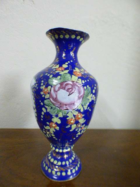 A lovely brightly coloured blue metal posy vase. Gorgeous on its own or with flower clippings | RS17