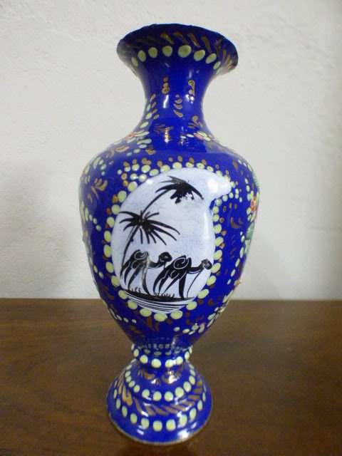 A lovely brightly coloured blue metal posy vase. Gorgeous on its own or with flower clippings | RS17