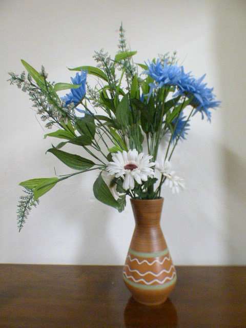 A beautiful large Austrian made ceramic vase. Gorgeous on its own or w/ large flower cuttings | RS17