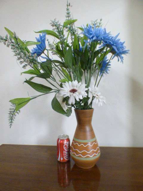 A beautiful large Austrian made ceramic vase. Gorgeous on its own or w/ large flower cuttings | RS17