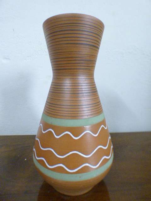 A beautiful large Austrian made ceramic vase. Gorgeous on its own or w/ large flower cuttings | RS17