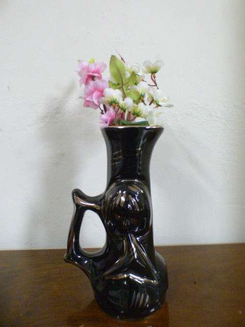 Beautiful black & gold ceramic vase. Gorgeous on its own or with medium sized flower cuttings!  RS17