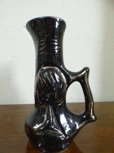Beautiful black & gold ceramic vase. Gorgeous on its own or with medium sized flower cuttings!  RS17