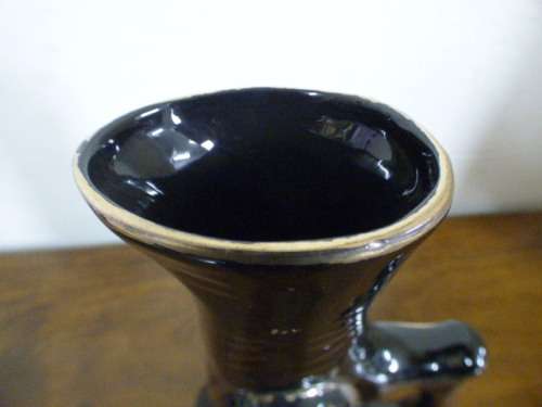 Beautiful black & gold ceramic vase. Gorgeous on its own or with medium sized flower cuttings!  RS17