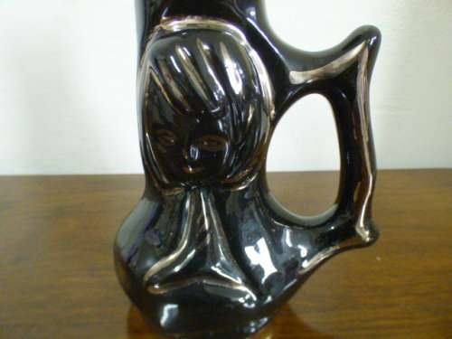 Beautiful black & gold ceramic vase. Gorgeous on its own or with medium sized flower cuttings!  RS17