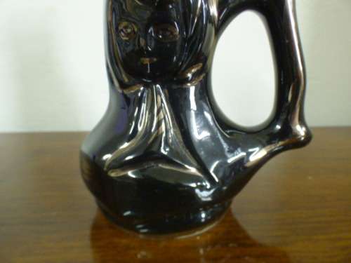 Beautiful black & gold ceramic vase. Gorgeous on its own or with medium sized flower cuttings!  RS17