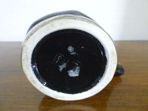 Beautiful black & gold ceramic vase. Gorgeous on its own or with medium sized flower cuttings!  RS17