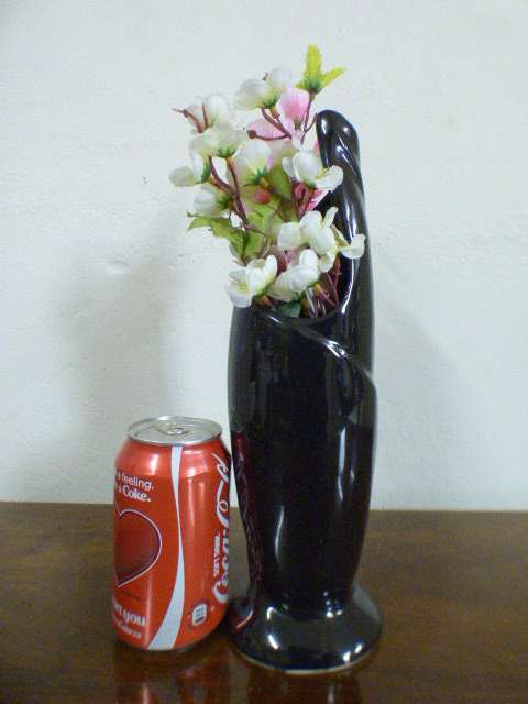 Beautiful & stylish black ceramic vase. Gorgeous on its own or with flower cuttings!    RS17