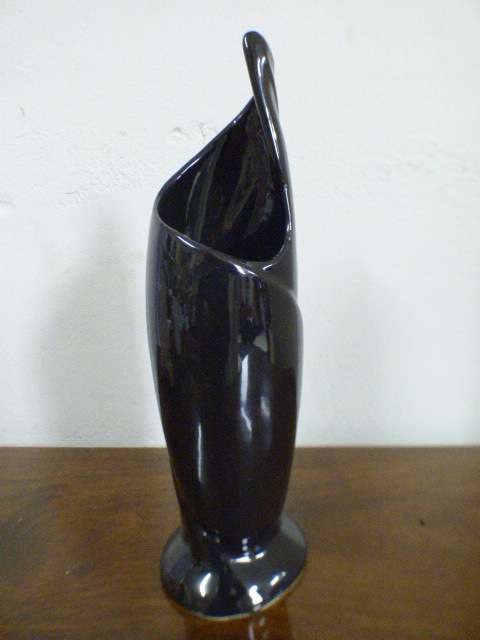 Beautiful & stylish black ceramic vase. Gorgeous on its own or with flower cuttings!    RS17