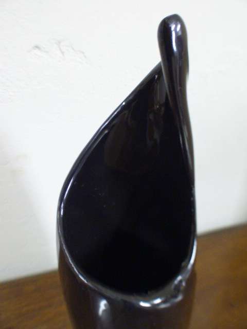 Beautiful & stylish black ceramic vase. Gorgeous on its own or with flower cuttings!    RS17