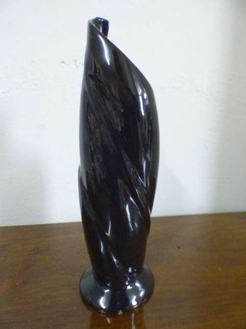 Beautiful & stylish black ceramic vase. Gorgeous on its own or with flower cuttings!    RS17