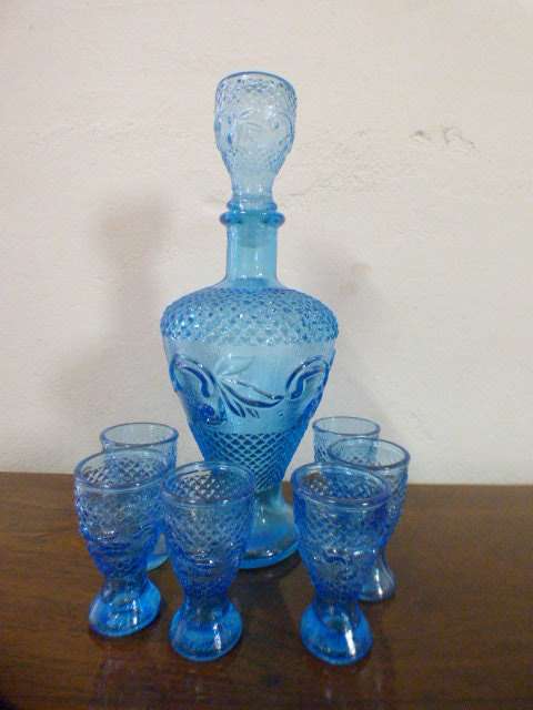 Lovely set of six glasses & a gorgeous blue glass decanter. Brighten up the bar! RS17