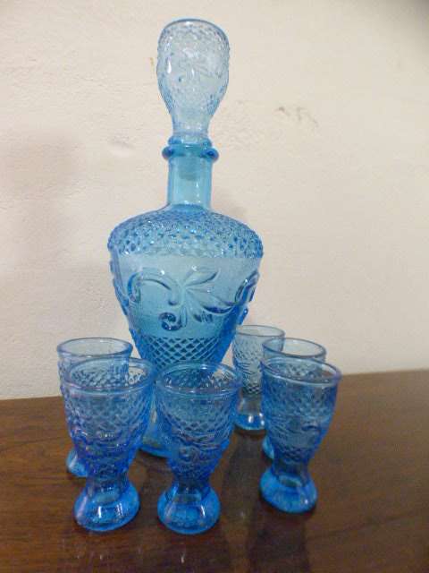 Lovely set of six glasses & a gorgeous blue glass decanter. Brighten up the bar! RS17