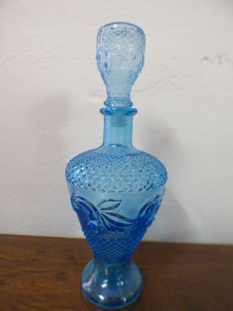 Lovely set of six glasses & a gorgeous blue glass decanter. Brighten up the bar! RS17