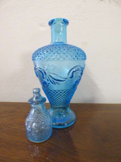 Lovely set of six glasses & a gorgeous blue glass decanter. Brighten up the bar! RS17