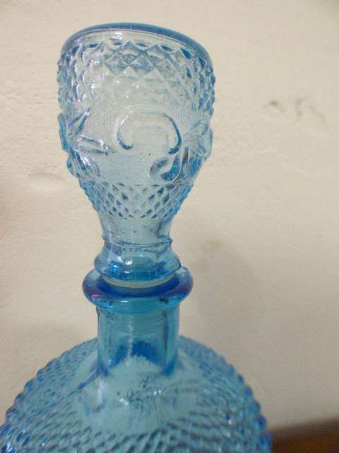 Lovely set of six glasses & a gorgeous blue glass decanter. Brighten up the bar! RS17