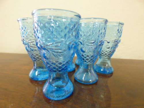 Lovely set of six glasses & a gorgeous blue glass decanter. Brighten up the bar! RS17