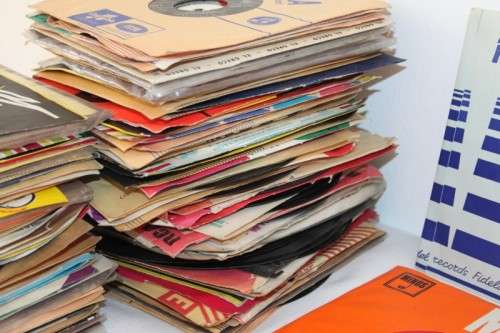 An absolutely massive collection of assorted 45 vinyls - over 200 very collectable vinyls! RS17