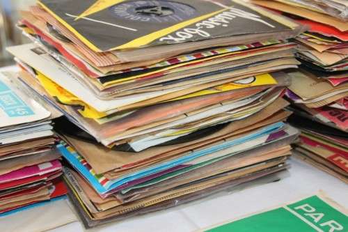 An absolutely massive collection of assorted 45 vinyls - over 200 very collectable vinyls! RS17