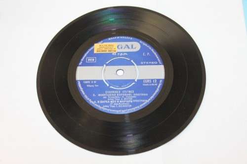 An absolutely massive collection of assorted 45 vinyls - over 200 very collectable vinyls! RS17