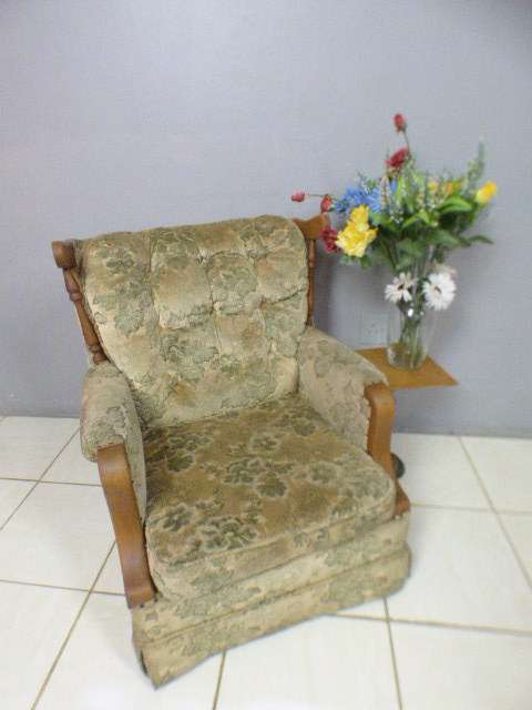 A gorgeous vintage upholstered arm chair, fantastic in a sun room, patio, porch! Rs17Sale