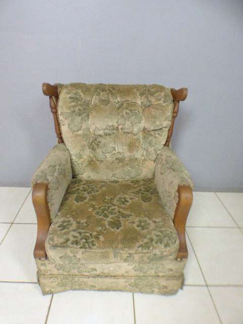 A gorgeous vintage upholstered arm chair, fantastic in a sun room, patio, porch! Rs17Sale