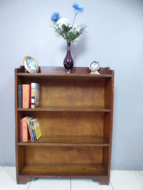 A lovely stylish 4 shelf wooden book case in great condition. Great in a study, reading room!