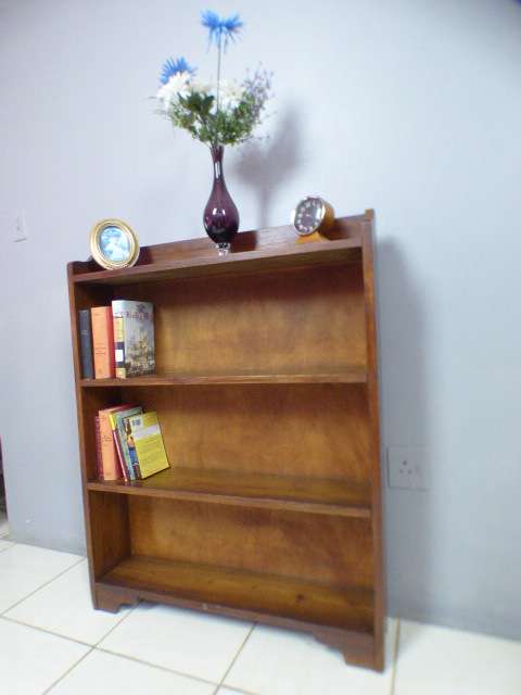 A lovely stylish 4 shelf wooden book case in great condition. Great in a study, reading room!