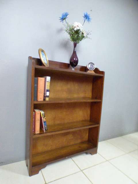 A lovely stylish 4 shelf wooden book case in great condition. Great in a study, reading room!