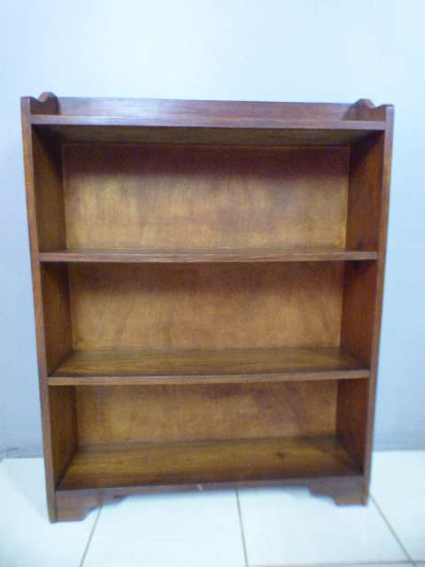 A lovely stylish 4 shelf wooden book case in great condition. Great in a study, reading room!