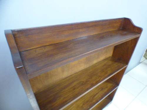 A lovely stylish 4 shelf wooden book case in great condition. Great in a study, reading room!