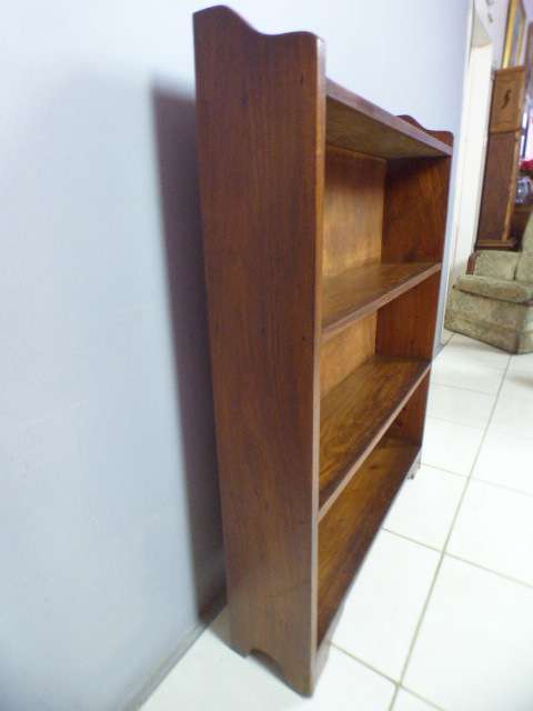 A lovely stylish 4 shelf wooden book case in great condition. Great in a study, reading room!