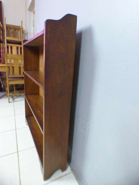 A lovely stylish 4 shelf wooden book case in great condition. Great in a study, reading room!