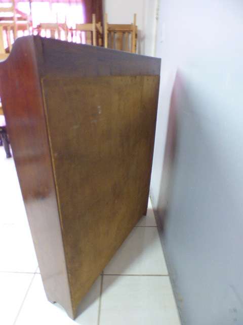 A lovely stylish 4 shelf wooden book case in great condition. Great in a study, reading room!