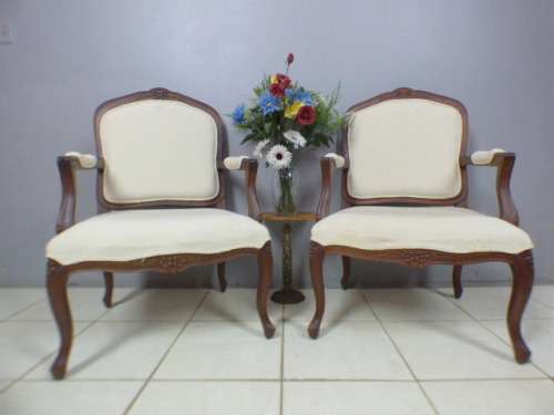 Two beautiful, elegant Queen Anne style arm chairs in great condition. Bid/chair
