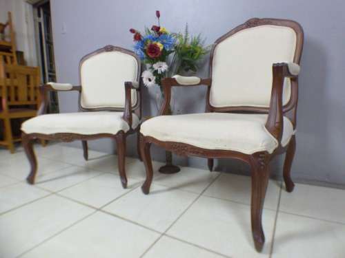 Two beautiful, elegant Queen Anne style arm chairs in great condition. Bid/chair