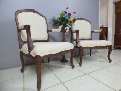 Two beautiful, elegant Queen Anne style arm chairs in great condition. Bid/chair
